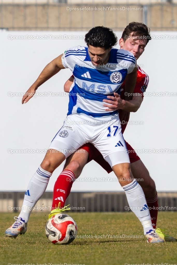 xYDR23022502019 | 23.02.2025, xydrx, Fußball, Fortuna Düsseldorf II (U23) - MSV Duisburg, Regionalliga West, Paul-Janes-Stadion: Mert Göckan (MSV #17) im Zweikampf mit Lennart Garlipp (Düsseldorf II #11)