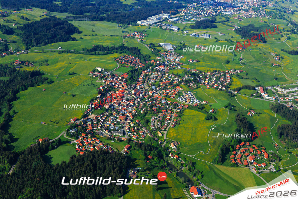Die Luftaufnahme der Stadt Scheidegg wurde vom UL-Flugzeug heraus erstellt ( keine Drohne )- hohe Auflösung für beste Qualität