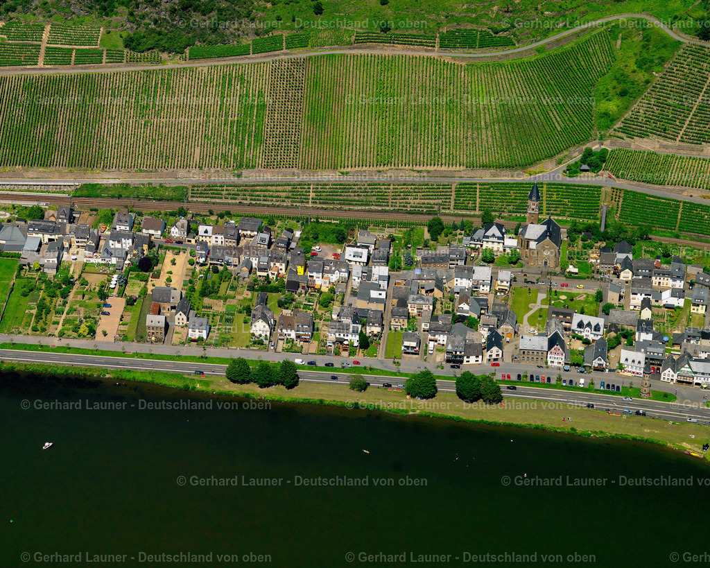 2721696 | Weinhänge an der Mosel bei  Hatzenport