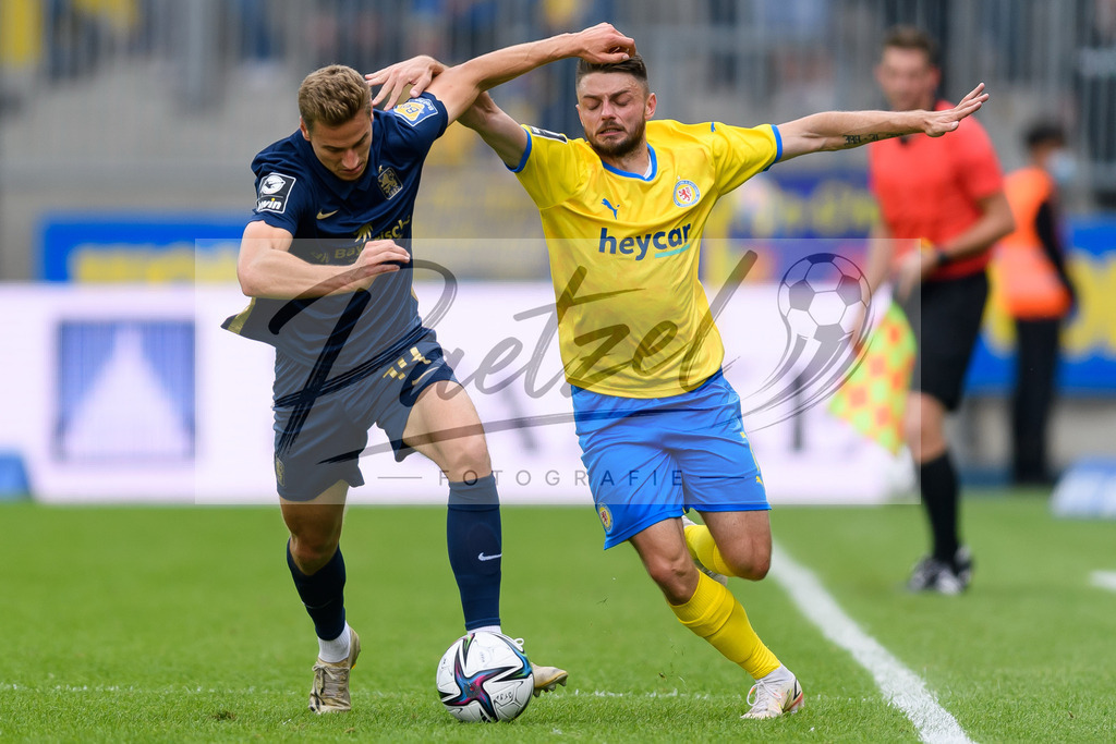 EBSTSV20210828_193 | Fussball, Herren: Dennis Dressel (TSV 1860 Muenchen) und Maurice Multhaup (Eintracht Braunschweig) im Zweikampf beim Spiel der 3. Liga zwischen Eintracht Braunschweig und TSV 1860 Muenchen im Eintracht-Stadion am 28.08.2021 in Braunschweig, Deutschland.DFB / DFL REGULATIONS PROHIBIT ANY USE OF PHOTOGRAPHS AS IMAGE SEQUENCES AND/OR QUASI-VIDEO. - Realisiert mit Pictrs.com