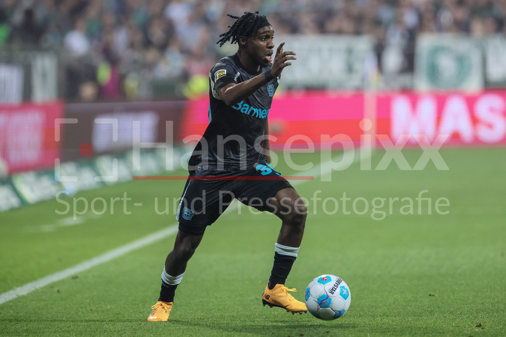 Fussball, Bundesliga, SV Werder Bremen - Bayer 04 Leverkusen | v.li.: Jeremie Frimpong (Bayer 04 Leverkusen, 30) am Ball, Freisteller, Einzelbild, Ganzkörper, Aktion, Action, Spielszene, DIE DFL-RICHTLINIEN UNTERSAGEN JEGLICHE NUTZUNG VON FOTOS ALS SEQUENZBILDER UND/ODER VIDEOÄHNLICHE FOTOSTRECKEN. DFL REGULATIONS PROHIBIT ANY USE OF PHOTOGRAPHS AS IMAGE SEQUENCES AND/OR QUASI-VIDEO.