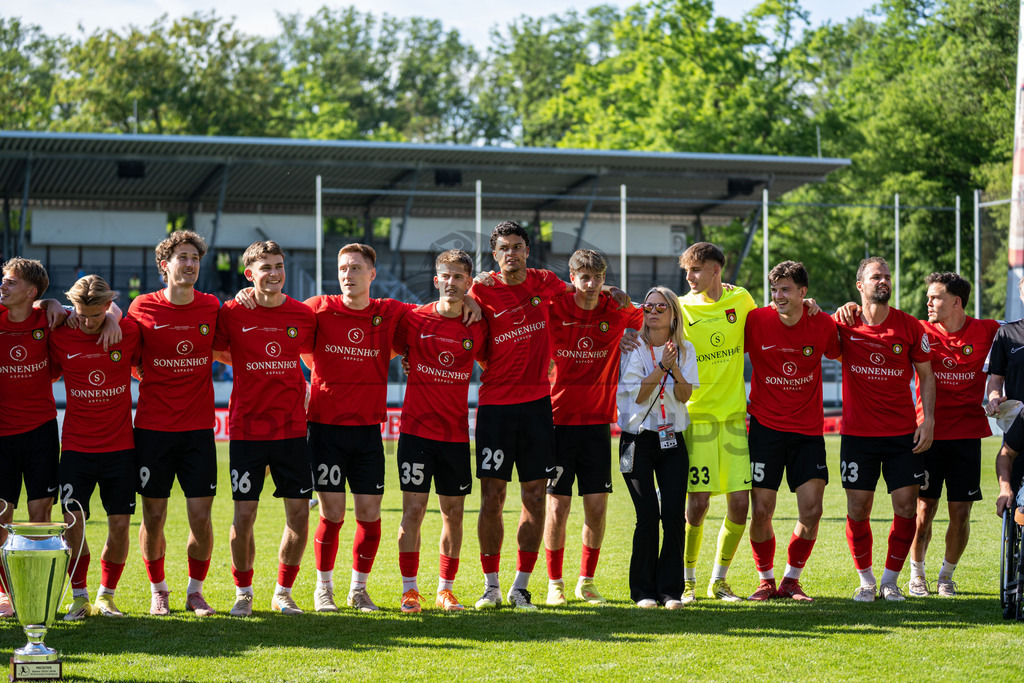 Stuttgarter Kickers vs. SG Sonnenhof Großaspach, Fussball, WFV-Pokal, Finale, 23.05.2026 | Team jubelt nach Abpfiff mit Fans, Zuschauern und Verantwortlichen,Stuttgarter Kickers vs. SG Sonnenhof Großaspach, Fussball, WFV-Pokal, Finale, 23.05.2026