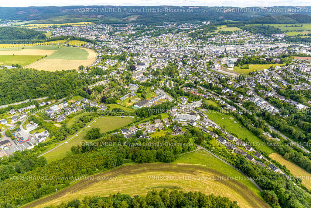 Meschede220600973 | Luftbild, City Innenstadtansicht, St. Walburga-Krankenhaus, kath. Pfarrkirche St. Walburga, Abtei Königsmünster, Meschede-Stadt, Meschede, Sauerland, Nordrhein-Westfalen, Deutschland