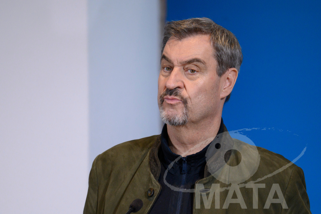 _DWI7793 | Bayerns Ministerpräsident Markus Söder (CSU) bei einer Pressekonferenz im Lokschuppen. Rosenheim, 02.12.2025 Bayern Deutschland - Realisiert mit Pictrs.com