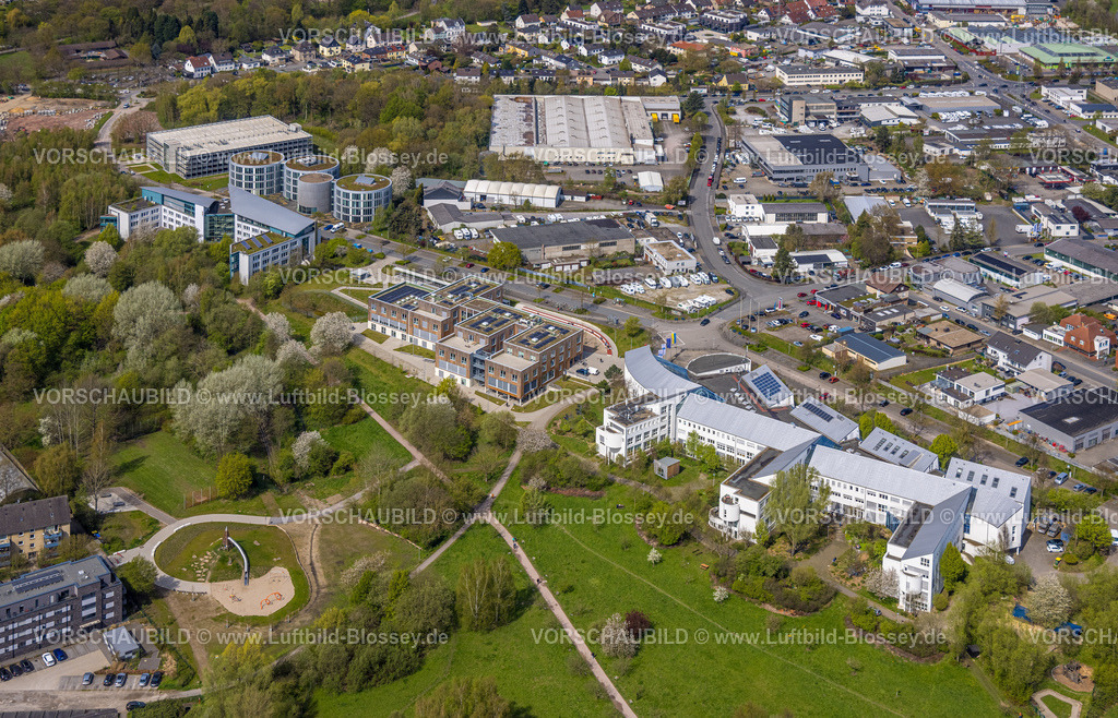 Witten230402332 | Luftbild, Universität Witten Herdecke, Campus Bibliothek in Holzbauweise, FEZ Forschungszentrum und Entwicklungszentrum, ZBZ Witten Rundgebäude, Annen, Witten, Ruhrgebiet, Nordrhein-Westfalen, Deutschland