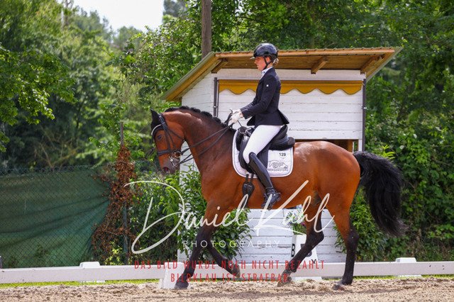 DKP41089 | Turnierfotos kaufen im Webshop von Daniel Kuhl Photography – entdecke professionelle Reitsportfotos aus Turnieren & Events. Hochwertige Turnierbilder online bestellen & sichern. Jetzt Fotos von Reitsportturnieren kaufen!