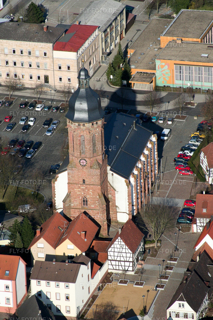 Luftbild: St. Georgskirche am Marktplatz von Westen in Kandel im Bundesland Rheinland-Pfalz in Deutschland. Foto: IMG_1358.jpg vom 07.04.2006 durch Werner Riehm/FLY-FOTO.de