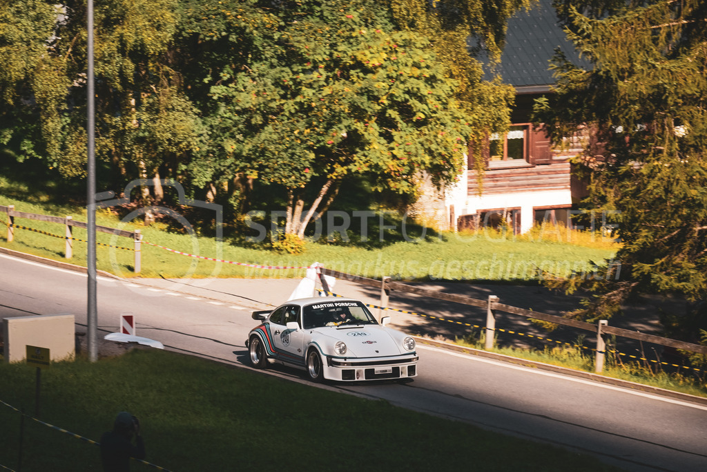 21. Arosa ClassicCar 2025 - 6. =September= 2025 | Patric Seglias aus Domat-Ems (SUI) in einem Porsche 930 Martini-Turbo aus dem Jahre 1977 mit Startnummer 249 am Arosa ClassicCar 2025 in der Kategorie Classic Trophy..@arosaclassiccar, @arosa.official, #arosaclassiccar, #arosa, #76curves, #classiccarBild: Sportfotografie Markus Aeschimann | www.markus-aeschimann.ch - Realisiert mit Pictrs.com