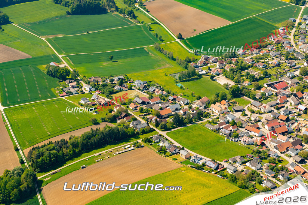 Das Luftbild zeigt : Steinsdorf Altmannstein - Die Luftaufnahme wurde 2024 vom UL-Flugzeug aus erstellt ( keine Drohne ) - Hochauflösende Luftaufnahme - Für grossformatige Ausdrucke geeignet. Die Geschenkidee !Mit Lizenz und Bildrechte bestellbar
