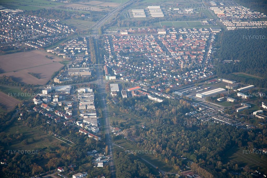Luftbild: Linkenheimer Landstr im Ortsteil Neureut in Karlsruhe im Bundesland Baden-Württemberg in Deutschland. Foto: IMG_075447.jpg vom 26.10.2014 durch Werner Riehm/FLY-FOTO.de