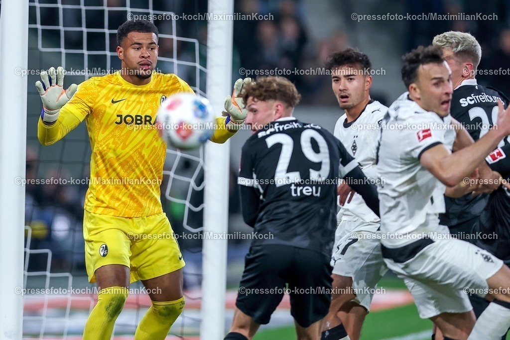 BMG05102501065 | 05.10.2025, Fußball, Borussia Mönchengladbach - SC Freiburg, 1. Fußball Bundesliga, Borussia-Park, Saison 2025 2026: Torwart Noah Atubolu&nbsp;(SC Freiburg #01) DFB regulations prohibit any use of photographs as image sequences and or quasi-video.