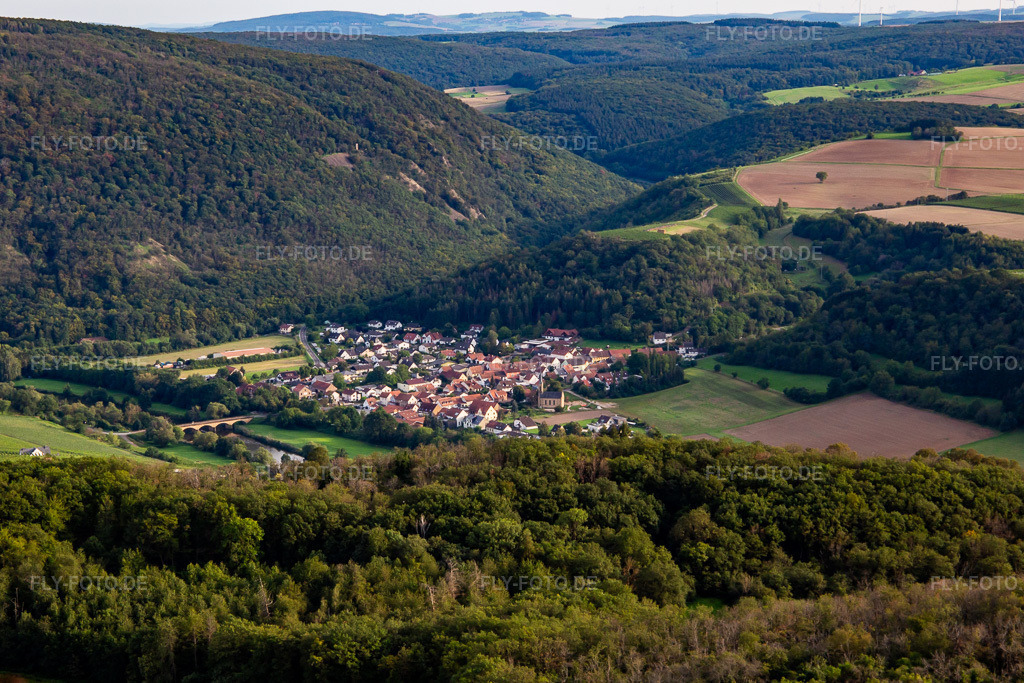 Luftbild: Ortsansicht von Nordwesten in Oberhausen an der Nahe im Bundesland Rheinland-Pfalz in Deutschland. Foto: IMG_138217.jpg vom 03.09.2023 durch Werner Riehm/FLY-FOTO.de
