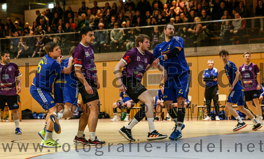 2024-02-24_023_SpVgg_Altenerding_gegen_SSG_Metten | Erding, Deutschland, 24.02.2024:
Handball, Bezirksoberliga Männer 2023 / 2024, 16. Spieltag, SpVgg Altenerding gegen SSG Metten, Endergebnis: 29:24

Florian Sedlmeier (SSG Metten, #15), David Huml (SSG Metten, #4), Michael Sack (SpVgg Altenerding, #96), Niklas Fleps (SpVgg Altenerding, #17), Karel Kveton (SSG Metten, #2)

Foto: Christian Riedel / fotografie-riedel.net