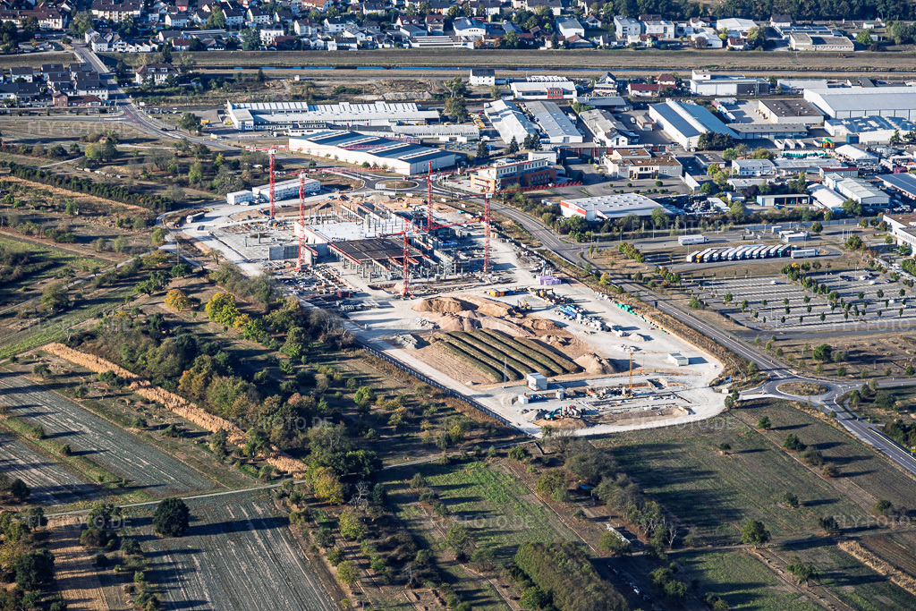 Luftbild: Baustelle des neuen Standorts der VEGA Grieshaber KG im Gewerbegebiet „Ober-Hardrain“ in Kuppenheim im Bundesland Baden-Württemberg in Deutschland. – Foto: IMG_159449.jpg vom 27.09.2026 durch Werner Riehm/FLY-FOTO.de – Auflösung des Originals: 5681 x 3788 px – Erste Stützen stehen: Bauarbeiten in Kuppenheim schreiten voran - VEGA
