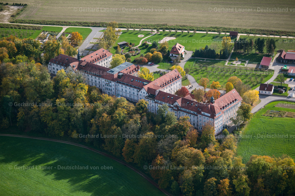 3704092 | UNTERMARCHTAL 13.10.2017 Wohnheim Wohnpflegeheim - Gebäude für körperlich Behinderte " Wohnpark Maria Hilf " an der Freiherr-von-Speth-Straße in Untermarchtal im Bundesland Baden-Württemberg, Deutschland. Weiterführende Informationen bei: enossenschaft der Barmherzigen Schwestern vom hl. Vinzenz von Paul in Untermarchtal e.V. Mutterhaus Untermarchtal. // Dorm residential care home - building for the physically handicapped " Wohnpark Maria Hilf " on street Freiherr-von-Speth-Strasse in Untermarchtal in the state Baden-Wuerttemberg, Germany. Further information at: enossenschaft der Barmherzigen Schwestern vom hl. Vinzenz von Paul in Untermarchtal e.V. Mutterhaus Untermarchtal. Foto: Gerhard Launer