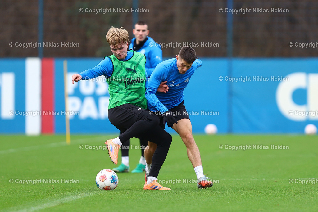 NH_HolsteinKiel_Training_10122025 | #29 Niklas Niehoff und #20 Adrian Kapralik (beide Holstein Kiel)Fußball I Herren I Training I Saison 2025-2026 I Holstein Kiel I 10.12.2025 I Citti-Fußballpark