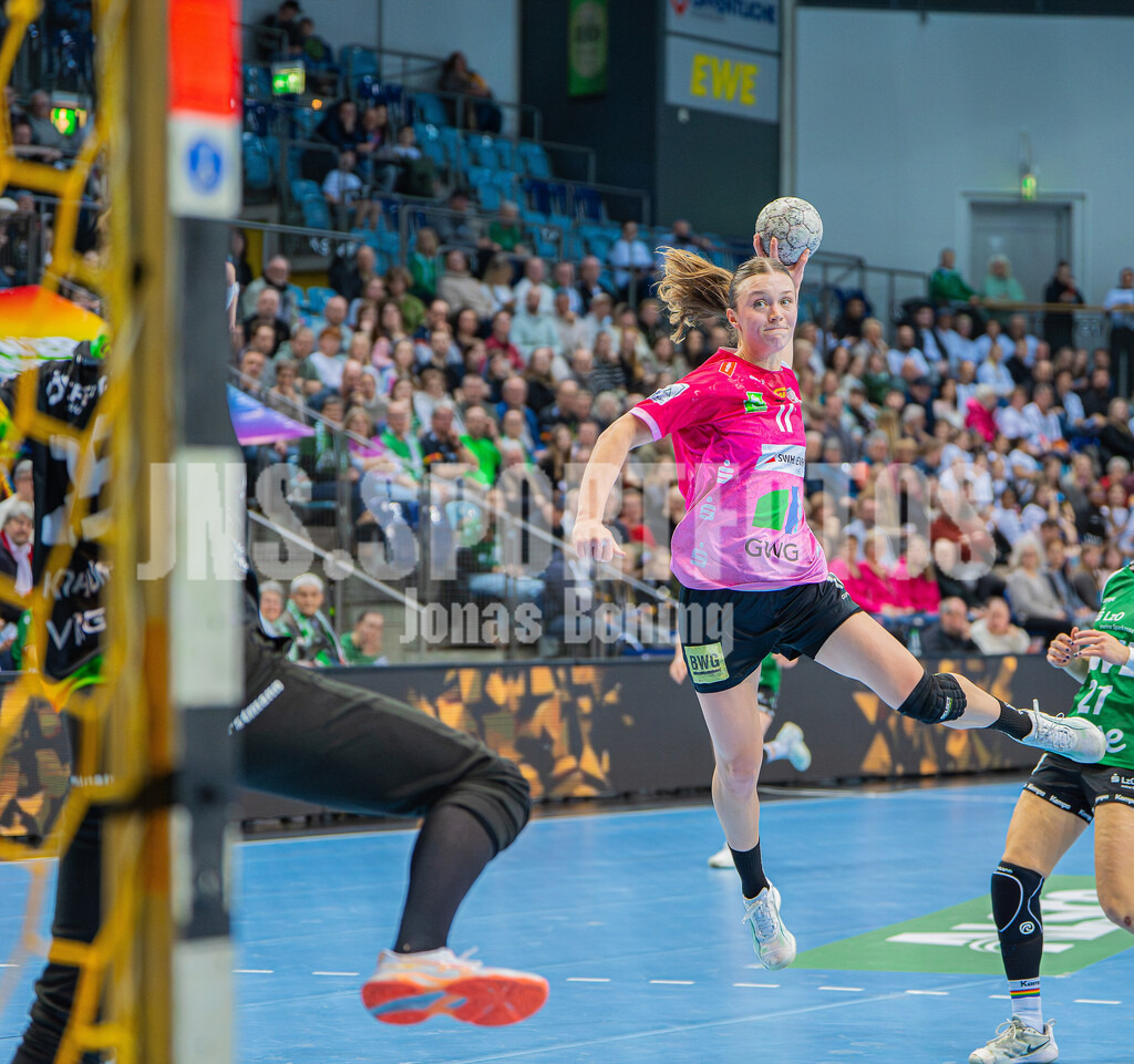 Handball I Frauen I Saison 2025-2026 I 1. HBF I 15. Spieltag I VFL Oldenburg - SV Union Halle-Neustadt 0091 | Emma Hertha (17, SV Union Halle-Neustadt) - Realisiert mit Pictrs.com