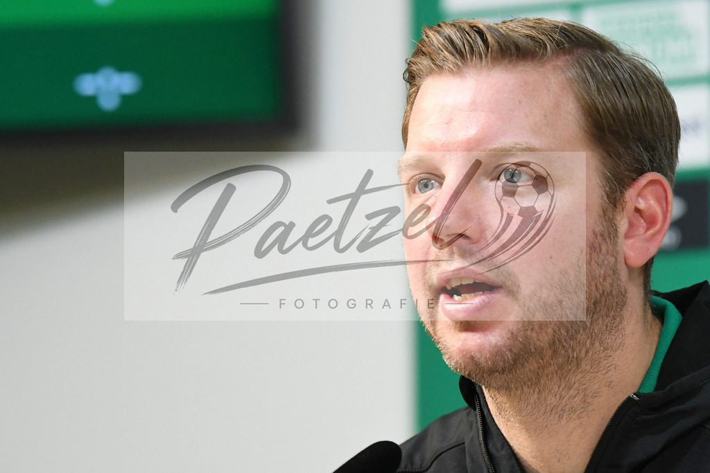 20200212_PKBREM_0023 | Fussball, Herren: Trainer Florian Kohfeldt (SV Werder Bremen) schaut waehrend der Pressekonferenz des SV Werder Bremen auf dem wohninvest Weserstadion am 12.02.2020 in Bremen, Deutschland. - Realisiert mit Pictrs.com