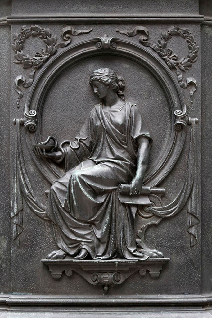 Foto: Leipzig - Leibniz Denkmal - allegorische Darstellung der Fakultät Medizin | Das Team hinter BILDLEXIKON LEIPZIG bündelt historische wie aktuelle Informationen über die Stadt Leipzig in Text und Bild auf einer Plattform und stellt diese der interessierten Öffentlichkeit zur Verfügung.