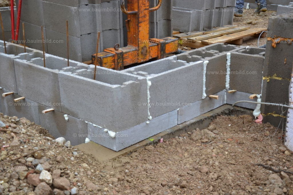 bib-lg07-mauerarbeiten-0068 | Nach LV-Leistungsgruppen sortierte Detailfotos über den Bau eines Hauses. Alle Hausbau-Bilder direkt vom Urheber und Autor der Website Haus-Selber-Bauen.com