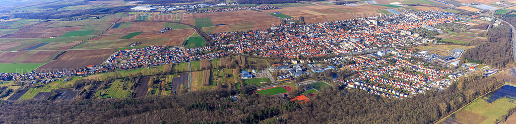Luftbild: Stadtpanorama aus Südwesten in Kandel im Bundesland Rheinland-Pfalz in Deutschland. Foto: IMG_097202-Pano.jpg vom 10.03.2017 durch Werner Riehm/FLY-FOTO.deAuflösung des Originals: 13558 x 3259 px