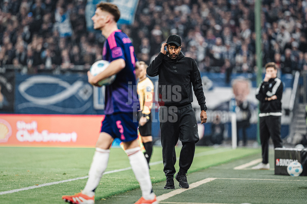 Fußball | Männer | Saison 2024/2025 | 2. Fußball-Bundesliga | 25. Spieltag | Hamburger SV vs. Fortuna Düsseldorf | 08.03.2025 | Trainer Daniel Thioune (Fortuna Düsseldorf) ratlos