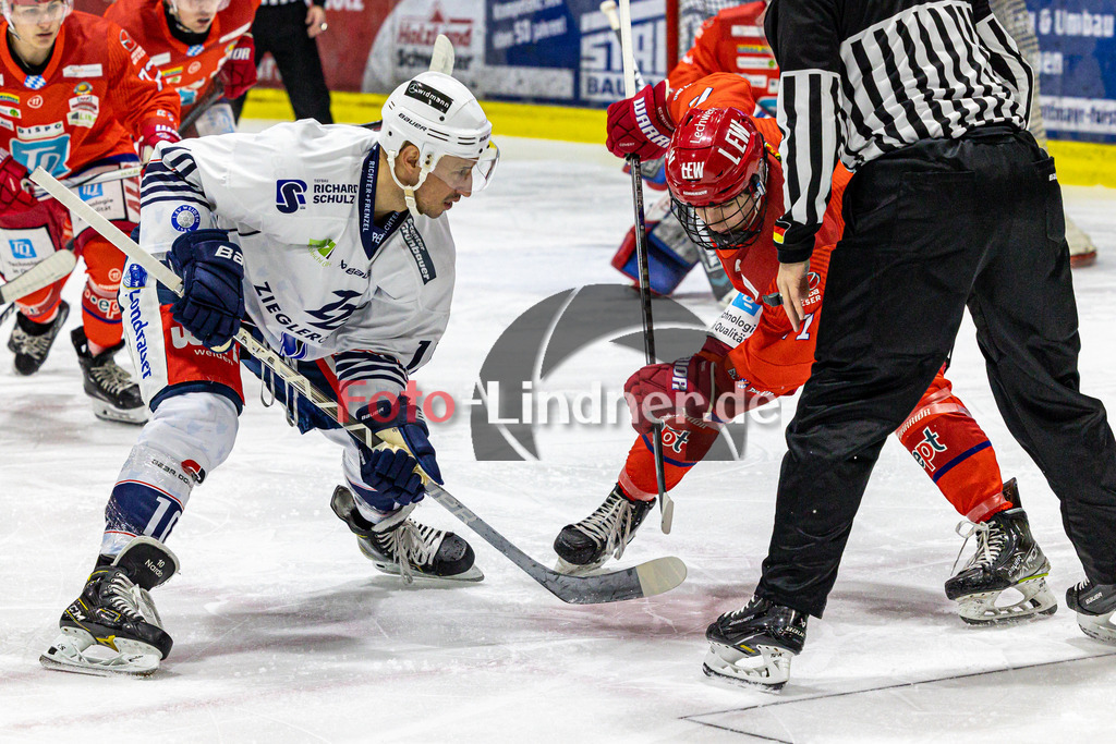 EC Peiting vs Blue Devils Weiden | Eishockey Oberliga Süd 2023/2024, EC Peiting vs Blue Devils Weiden, 20240126,
Nardo NAGTZAAM (BDW 10) und Michael MUSIN (ECP 71) am Bully,
2024-01-26 in Peiting (Eisstadion)
10 Nardo NAGTZAAM (BDW 10), 71 Michael MUSIN (ECP 71)
Copyright: WolfgangxLindner