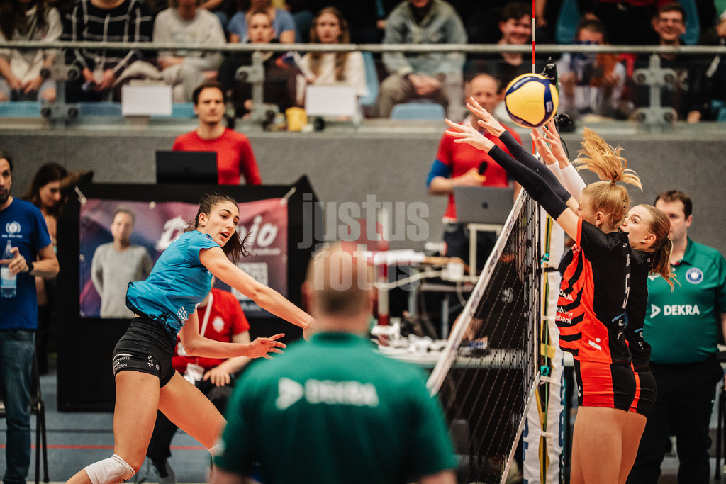 Volleyball | Frauen | Saison 2025/2026 | Volleyball Bundesliga | ETV Hamburger Volksbank Volleys vs. VC Wiesbaden | 14.03.2026 | Cayetana Lopez Rey (#2, VC Wiesbaden) beim Angriff