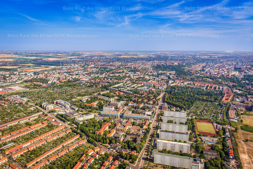 Uni Klinik Magdeburg-3544 | Diese Luftaufnahme entstand aus einem Tragschrauber. Aus mehreren hundert Metern Höhe eröffnet sich ein einzigartiger Blick auf Magdeburg und seine Umgebung – eine Perspektive, die die Größe, Struktur und Vielfalt der Stadt besonders eindrucksvoll zeigt. - Realisiert mit Pictrs.com