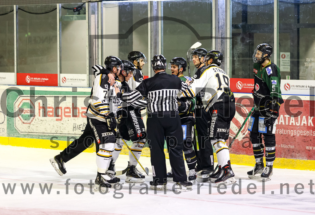 2022-09-23_115_TSV_Erding_gegen_EV_Fuessen | Erding, Deutschland, 23.09.2022:
Eishockey, Bayernliga 2022 / 2023, Testspiel, TSV Erding gegen EV Füssen, Endergebnis: 1:3

Maximilian Dropmann (EV Füssen, #7), Leon Abstreiter (Erding Gladiators, #72), Julian Straub (EV Füssen, #19), Florian Zimmermann (Erding Gladiators, #5)

Foto: Christian Riedel / fotografie-riedel.net