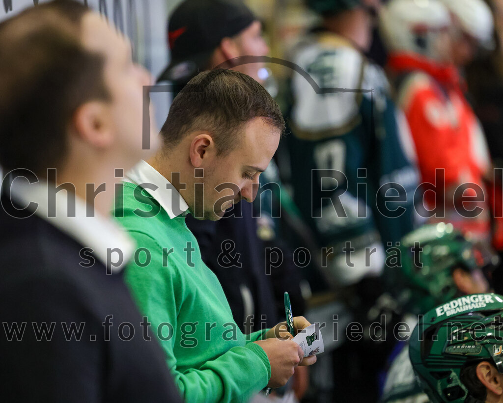 2025-09-12_066_TSV_Erding_gegen_EV_Landshut | Erding, Deutschland, 12.09.2025:Eishockey, Oberliga Süd 2025 / 2026, Testspiel, TSV Erding gegen EV Landshut, Endergebnis: 4:6Co-Trainer Maximilian Helling (Erding Gladiators)Foto: Christian Riedel / fotografie-riedel.net