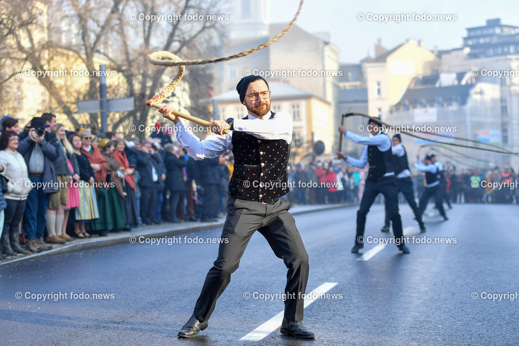 Aperschnalzen 2023_ Neujahrschnalzen_ Turmblaeser_ Promenade_ Landhaus Linz_ 01.01.2023-18 | 01.01.2023, Promenade Linz, AUT, Landhaus im Bild Neujahrschnalzen 2023, Turmblaeser, Prangerschuetzen, Trachtenverein Altstaedter Bauerngmoa, Aperschnalzen