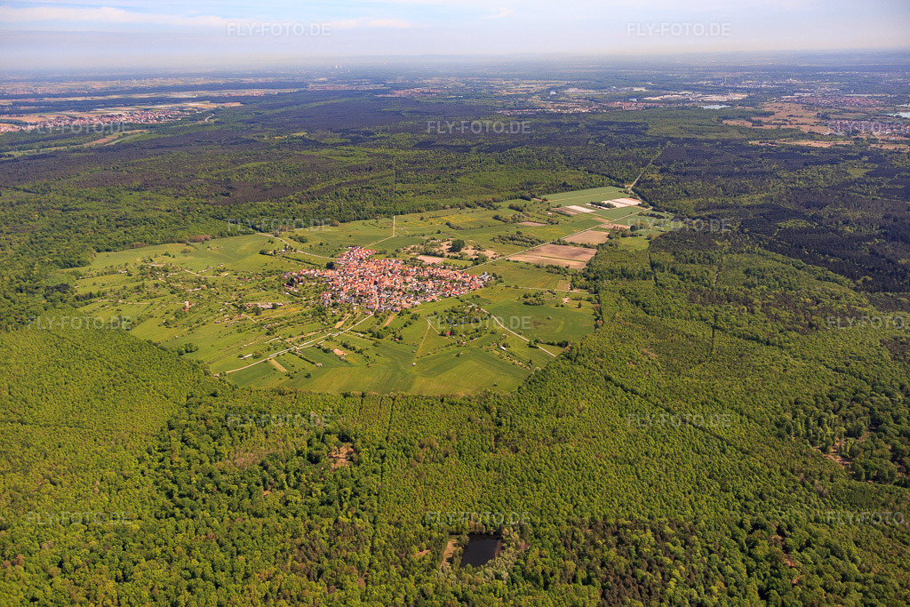 Luftbild: Ortsansicht von Süden im Ortsteil Büchelberg in Wörth im Bundesland Rheinland-Pfalz in Deutschland. Foto: IMG_078638.jpg vom 08.05.2015 durch Werner Riehm/FLY-FOTO.de