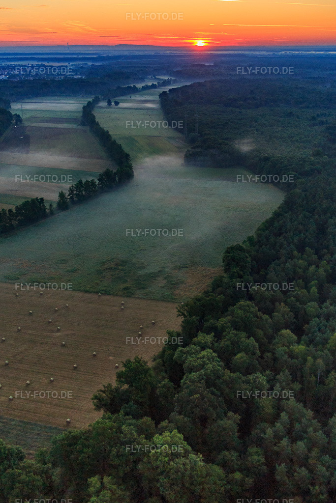 Luftbild: Sonnenaufgang im Otterbachtal mit Morgendunst in Kandel im Bundesland Rheinland-Pfalz in Deutschland. Foto: IMG_091489.jpg vom 10.07.2016 durch Werner Riehm/FLY-FOTO.de