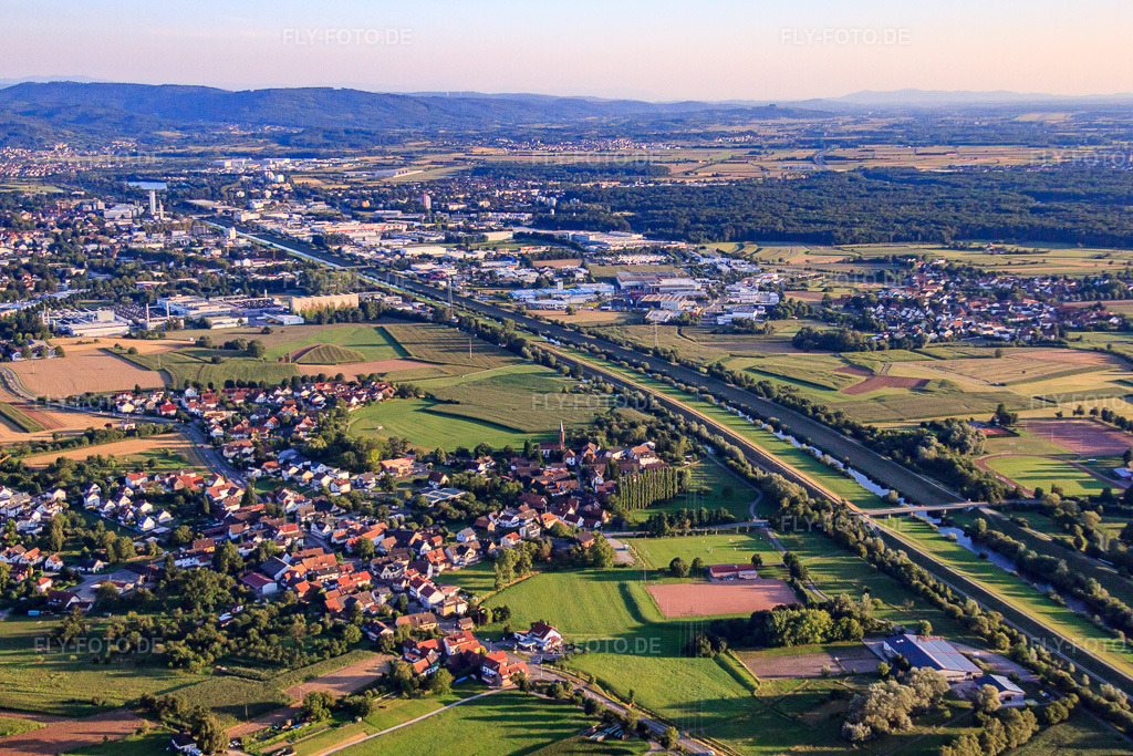 Luftbild: Eingedämmte Kinzig und Mühlbach aus Nordwesten im Ortsteil Bühl in Offenburg im Bundesland Baden-Württemberg in Deutschland. Foto: IMG_59308.jpg vom 15.08.2013 durch Werner Riehm/FLY-FOTO.deAuflösung des Originals: 4752 x 3168 px