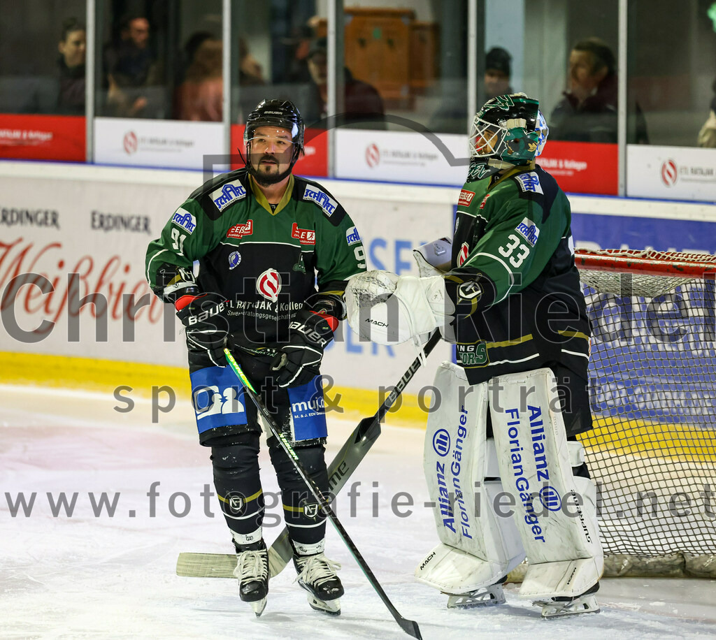 2022-11-20_015_TSV_Erding_gegen_ERSC_Amberg | Erding, Deutschland, 20.11.2022:
Eishockey, Bayernliga 2022 / 2023, 15. Spieltag, TSV Erding gegen ERSC Amberg, Endergebnis: 5:1

Rudolf Lorenz (Erding Gladiators, #91), Torwart Thomas Hingel (Erding Gladiators, #33)

Foto: Christian Riedel / fotografie-riedel.net