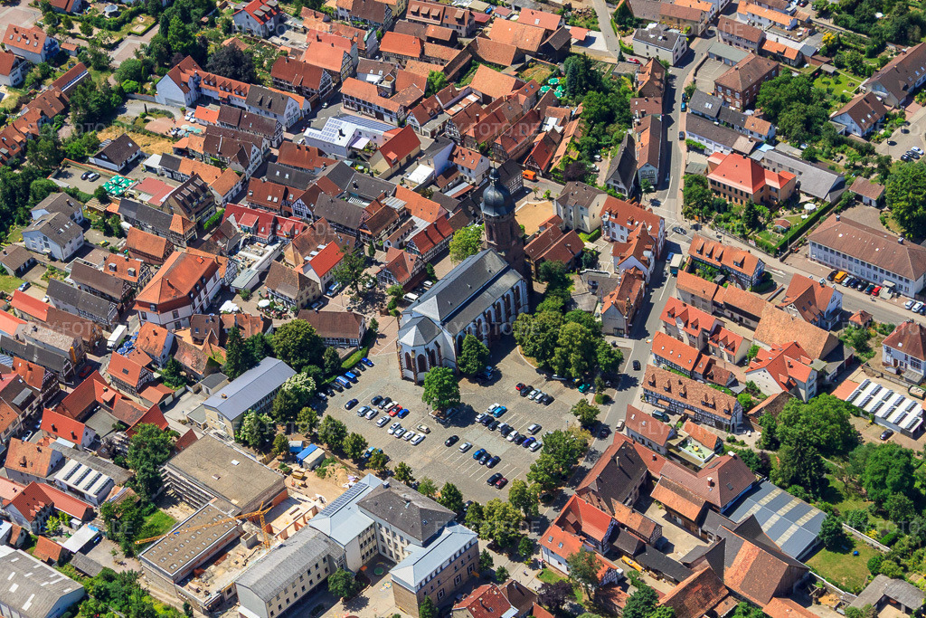 Luftbild: Marktplatz und St. Georg in Kandel im Bundesland Rheinland-Pfalz in Deutschland. Foto: IMG_30231.jpg vom 05.07.2010 durch Werner Riehm/FLY-FOTO.de