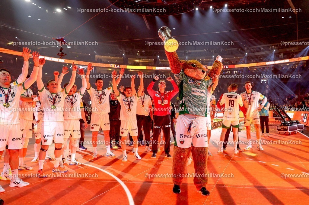 xSSCx19042602071 | 19.04.2026, xsscx, Handball, DHB-Pokal Lidl Final4, Finale, Füchse Berlin - Bergischer HC, Saison 2025 / 2026 Herren, Lanxess Arena, Köln: Die Mannschaft der Füchse Berlin feiert den Sieg im DHB-Pokal Photo: xSandraxScherningxPressefotoKochx