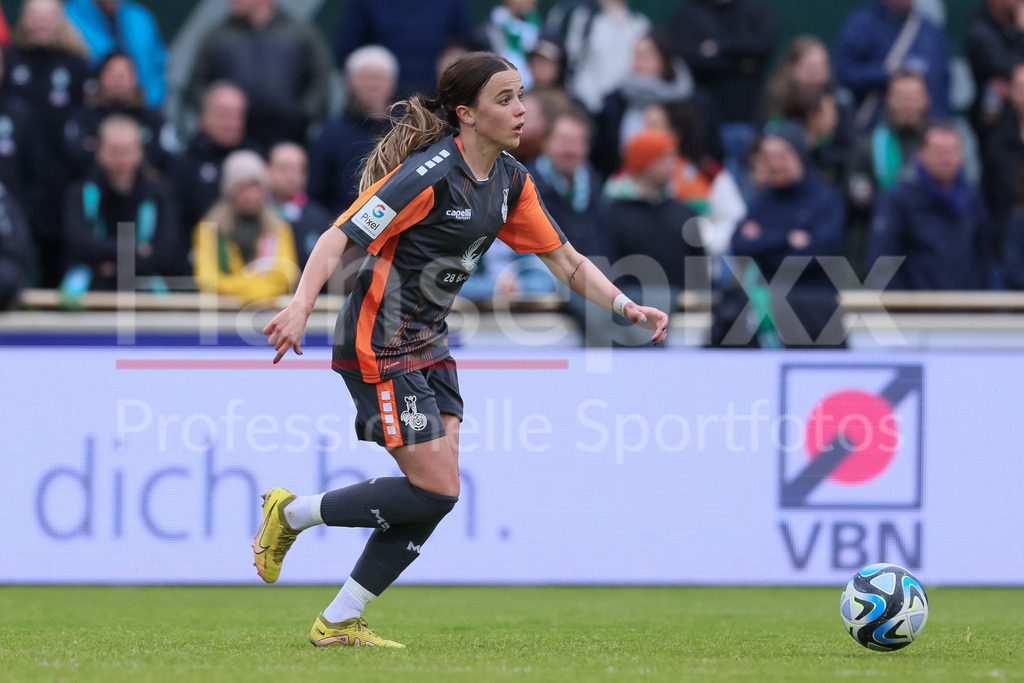 Fussball, Google Pixel Frauen-Bundesliga, SV Werder Bremen - MSV Duisburg | v.li.: Haley Thomas (MSV Duisburg, 2) am Ball, Freisteller, Einzelbild, Ganzkörper, Aktion, Action, Spielszene, DIE DFB-RICHTLINIEN UNTERSAGEN JEGLICHE NUTZUNG VON FOTOS ALS SEQUENZBILDER UND/ODER VIDEOÄHNLICHE FOTOSTRECKEN. DFB REGULATIONS PROHIBIT ANY USE OF PHOTOGRAPHS AS IMAGE SEQUENCES AND/OR QUASI-VIDEO.