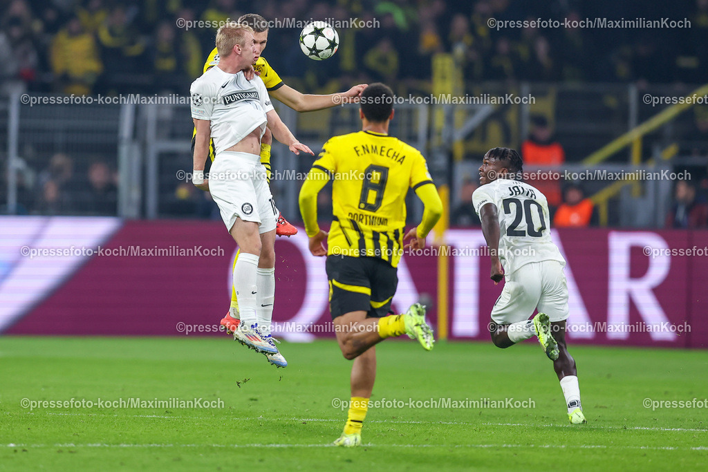 BVB05112401026 | 05.11.2024, Fußball, UEFA Champions League, Borussia Dortmund - SK Sturm Graz, 4. Spieltag, Signal Iduna Park, Saison 2024 2025: Mika Biereth (Graz #18) gegen Nico Schlotterbeck (BVB #4)