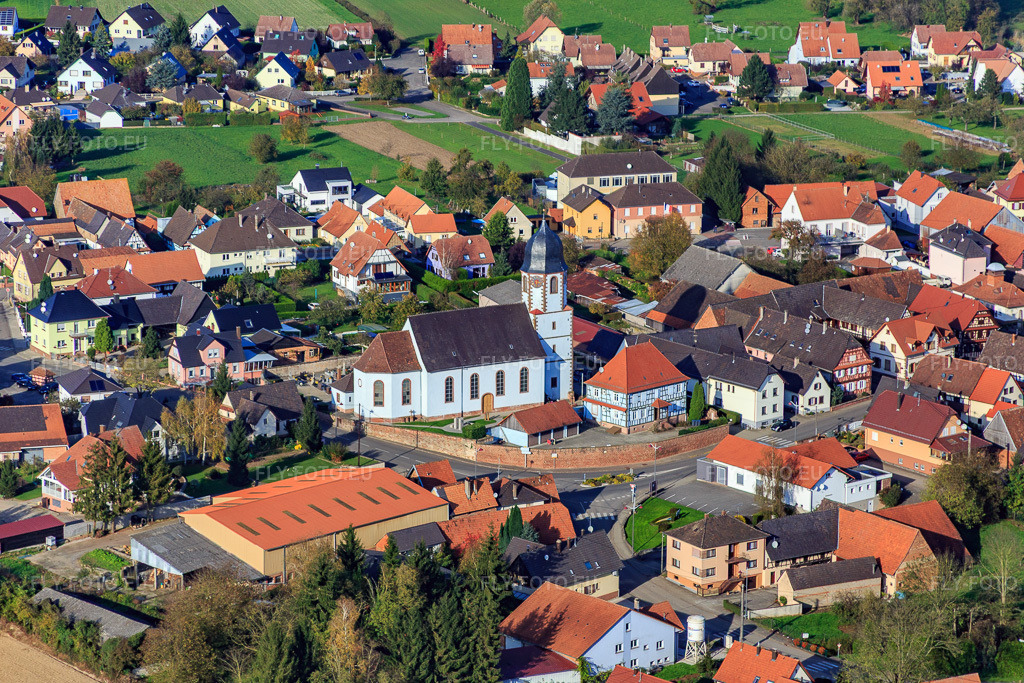 Vue aérienne: Église Sainte-Marguerite de Niederlauterbach à Niederlauterbach dans le département Bas Rhin, France – .Photo: IMG_075836.jpg prise le 02/11/2014 par Werner Riehm/FLY-FOTO.eu – Résolution de l'original: 5291 x 3527 px