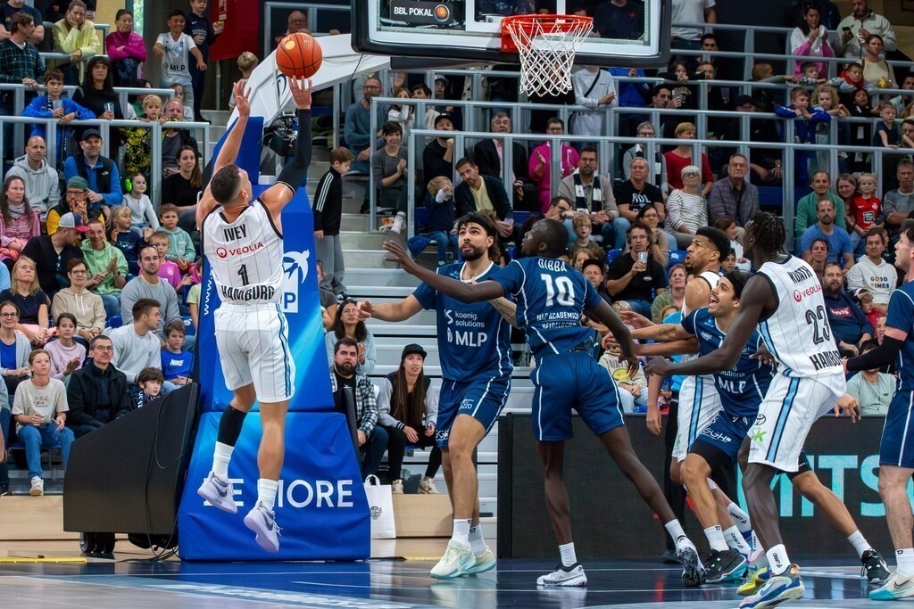 15.09.2024: BBL-Pokal, 1. Runde: MLP Academics Heidelberg gegen Veolia Towers Hamburg.  | 15.09.2024: BBL-Pokal, 1. Runde: MLP Academics Heidelberg gegen Veolia Towers Hamburg. Bild: Brae Ivey (1, Hamburg) mit Wurf zum Korb - Realisiert mit Pictrs.com