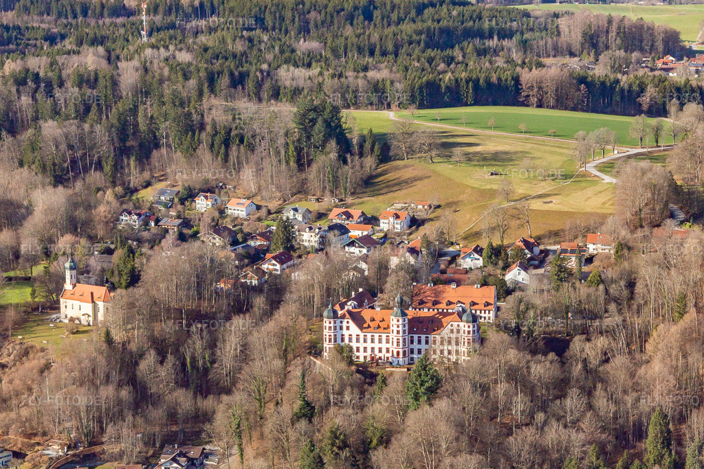 Luftbild: Schloß und Kapelle Maria unbefleckte Empfängnis in Eurasburg im Bundesland Bayern in Deutschland. Foto: IMG_139434.jpg vom 27.12.2023 durch Werner Riehm/FLY-FOTO.de