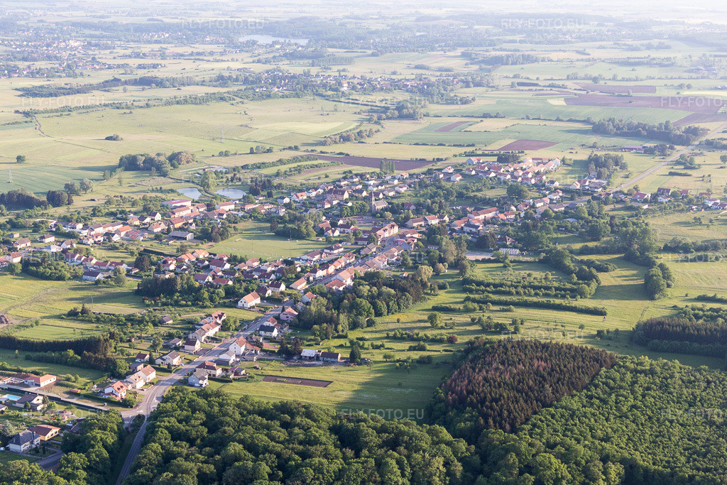 Vue aérienne: Vue de la ville à Grundviller dans le département Moselle, France.Photo: IMG_107351.jpg prise le 19/05/2018 par Werner Riehm/FLY-FOTO.euRésolution de l'original: 5472 x 3648 px