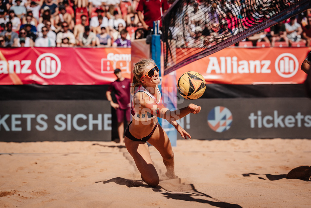 Beachvolleyball | Frauen | Allianz German Beach Tour 2025 | Tourstop München | 12.07.2025 | Nele Barber spielt den Ball