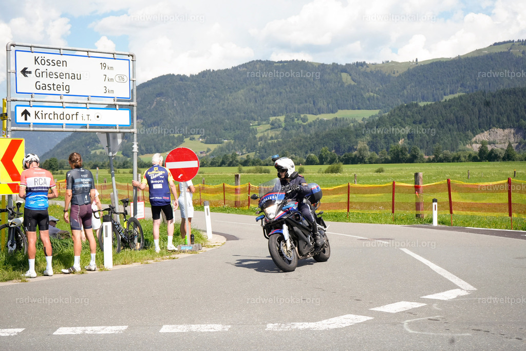 542_20230817_Bewerb_Maenner_Muehlanger | AUT - OESTERREICH, 2023-08-16: SPORT RENNRAD-FAHREN - 55. INTERNATIONALER RADWELTPOKAL IN ST. JOHANN IN TIROL  - Vintage-Radrennen mit WM-Bronze-Medaillen-Siegerin Christina Schweinberger, den Teilnehmer und Alexander Baumann (vom Orginastions-Team) - TAG 2 BEWERB MAENNER IN SECHS GRUPPEN  ; Foto: Roland Muehlanger