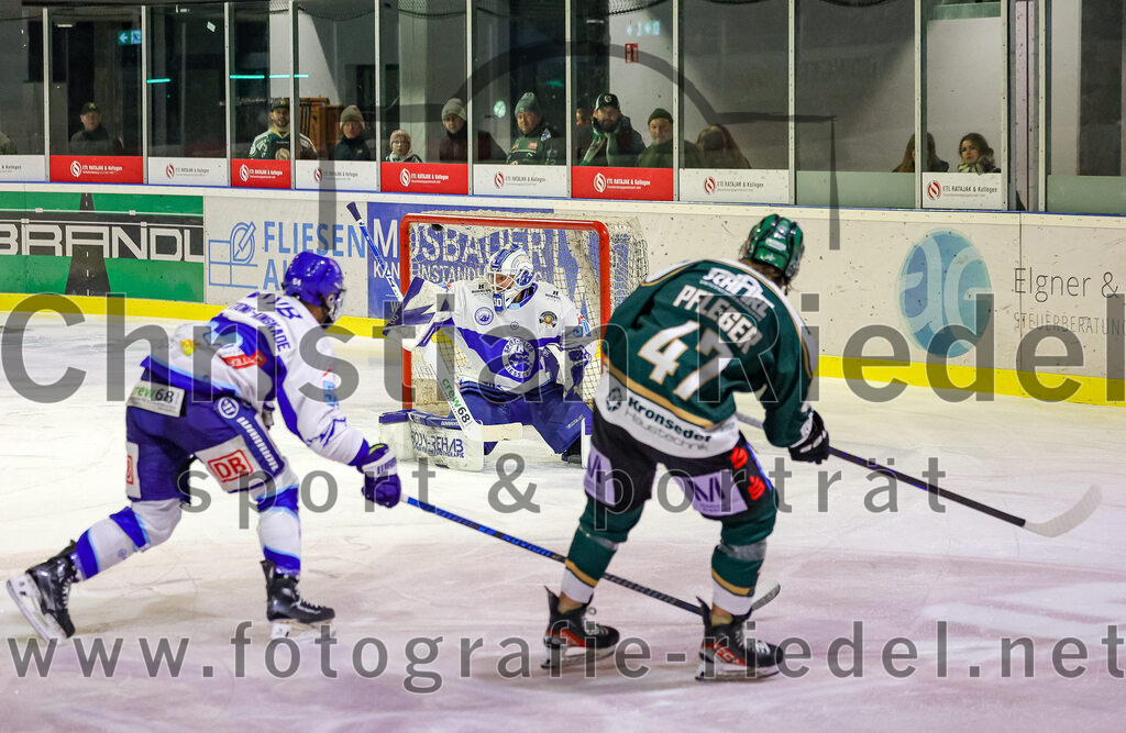 2026-01-23_078_TSV_Erding_gegen_SC_Riessersee | Erding, Deutschland, 23.01.2026:Eishockey, Oberliga Süd 2025 / 2026, 40. Spieltag, TSV Erding gegen SC Riessersee, Endergebnis: 6:5 n.V.Yannick Armstrong-Kingkade (SC Riessersee, #54), Torwart Andreas Mechel (SC Riessersee, #50), Marco Pfleger (Erding Gladiators, #47)Foto: Christian Riedel / fotografie-riedel.net