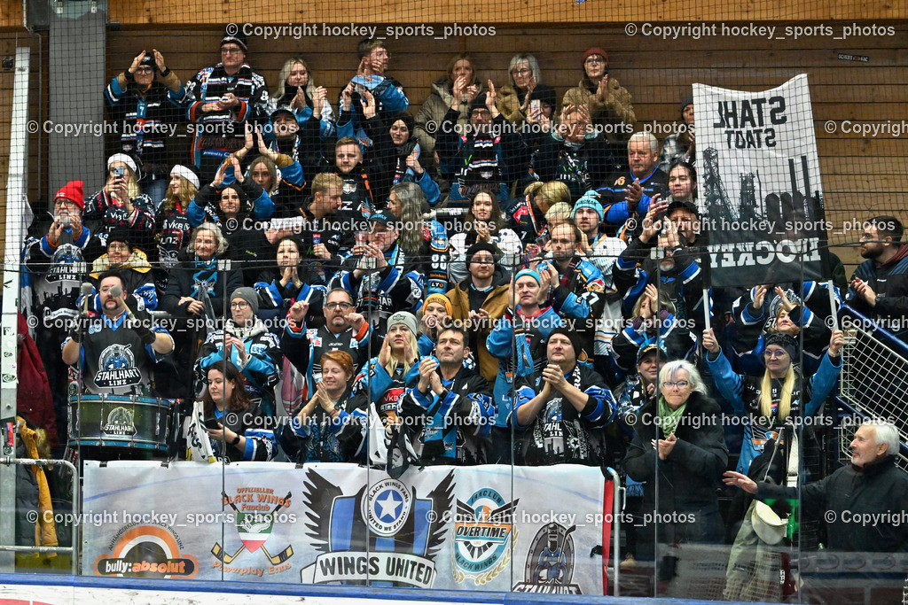 EC IDM Wärmepumpen VSV vs. Steinbach Black Wings Linz | Steinbach Black Wings Linz Fans, EC IDM Wärmepumpen VSV vs. Steinbach Black Wings Linz, EC IDM Wärmepumpen VSV vs. Steinbach Black Wings Linz am 28.11.2025 in Villach (Stadthalle Villach), Austria, (Photo by Bernd Stefan)