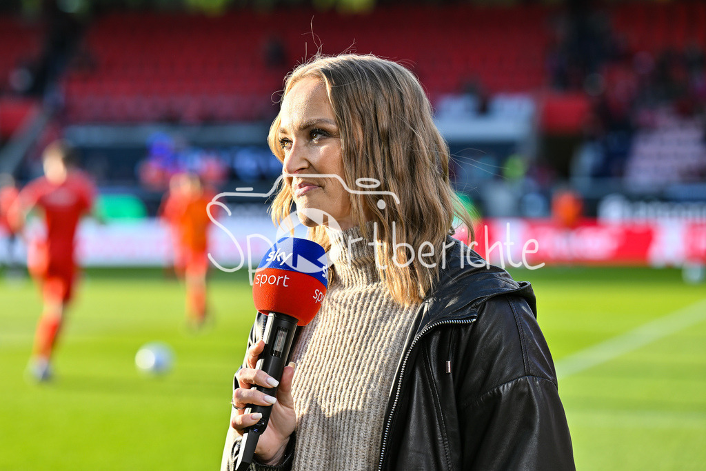1. FC Heidenheim - SV Elversberg 07 | Im Bild SKY Moderatorin Nele OCIK / Einzelfoto / Freisteller / Relegation Bundesliga: 1. FC Heidenheim - SV Elversberg 07, Voith-Arena am 22.05.2025 / DFL REGULATIONS PROHIBIT ANY USE OF PHOTOGRAPHS AS IMAGE SEQUENCES AND/OR QUASI-VIDEO