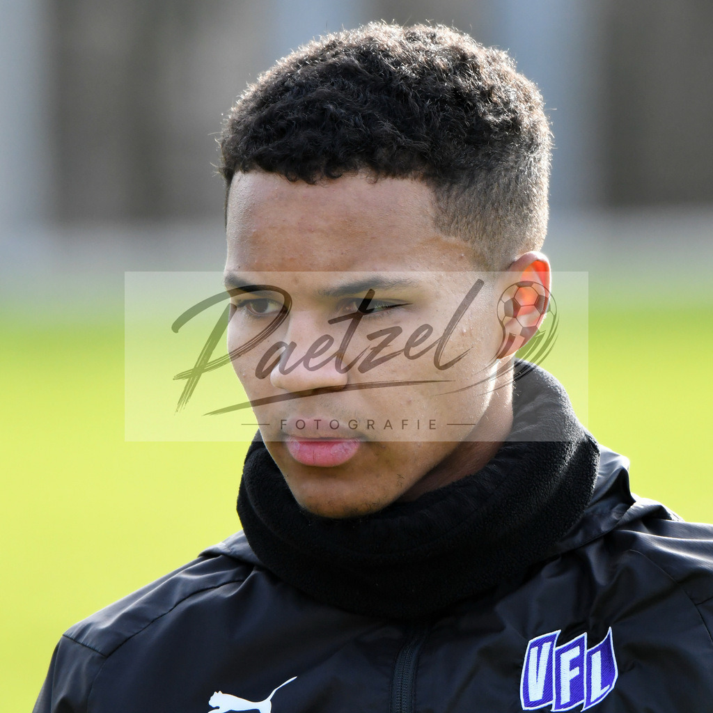 20200215_TRAOSN_0049 | Fussball, Herren: Felix Agu (VfL Osnabrueck) schaut waehrend der Trainingseinheit des VfL Osnabrueck im Sportpark Illoshoehe am 15.02.2020 in Osnabrueck, Deutschland. - Realisiert mit Pictrs.com